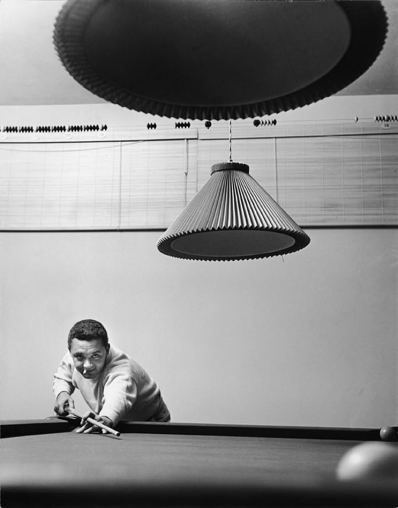 Portraits   |   Playing pool 01b                                          