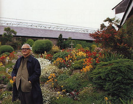 Portraits   |   Posing in the garden                                      